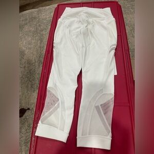 Lululemon cropped White Leggings size 4, mess on legs.NWT